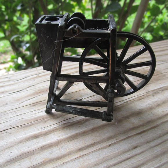 Vintage Cast Iron Pencil Sharpener Yarn Spiner - Picture 1 of 2